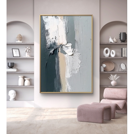 תמונת קנבס אבסטרקטית בגווני אפור, לבן ושמנת עם הדפס חלק ומראה מינימליסטי, תלויה בחדר עם כורסה בגוון חרדל.