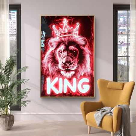 תמונת קנבס עם איור של אריה ניאוני אדום עם כתר והמילה KING, תלויה ליד כורסה בחדר מודרני