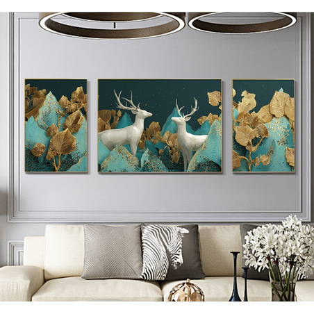 תמונת קנבס מחולקת בהדפסה חלקה של זוג איילים לבנים עם עלים מוזהבים על רקע טורקיז, בעיצוב יוקרתי לסלון.