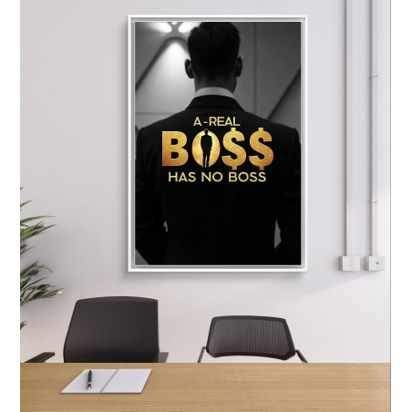 תמונת קנבס עם הכיתוב “A Real Boss Has No Boss” בזהב ודמות גבר בחליפה – תמונת מוטיבציה יוקרתית