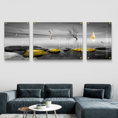 תמונת זכוכית מחולקת – נוף ים רגוע בשחור-לבן עם סלעים מוזהבים וסירה זהובה, הדפסה חלקה ואיכותית, עיצוב יוקרתי לסלון.
