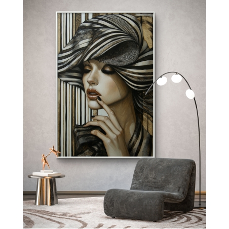 תמונת קנבס של אישה עם כובע בגווני שחור וזהב, מבט מהורהר, סגנון שיקי ואלגנטי לקירות הבית.