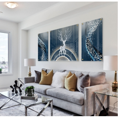 תמונת זכוכית מחולקת – אייל לבן מרהיב עם קרניים ענקיות על רקע כחול קוסמי מלא אור ונצנוצים