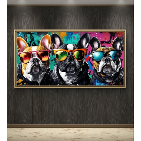 תמונת קנבס צבעונית המציגה שלושה כלבים אופנתיים עם משקפי שמש, על רקע אורבני עשיר בצבעים חיים ונועזים.