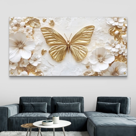 תמונת זכוכית בעיצוב אומנותי של פרפר מוזהב בין פרחים לבנים עם נגיעות זהב, מעניקה תחושה של רכות, יוקרה ואלגנטיות לחלל המעוצב.