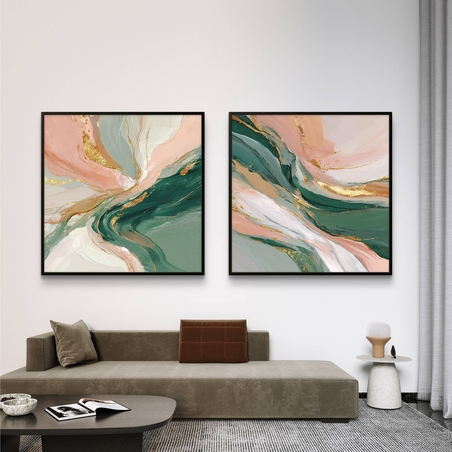 סט זוג תמונות קנבס מרובעות בעיצוב אבסטרקטי בגווני ירוק עמוק, ורוד פודרה ושמנת עם נגיעות זהב אלגנטיות, תלויות מעל ספה מודרנית.