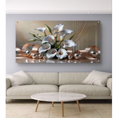 תמונת זכוכית לרוחב עם פרחי שושנה לבנים מסוג קלות, כדורי זהב ורקע שמפניה יוקרתי