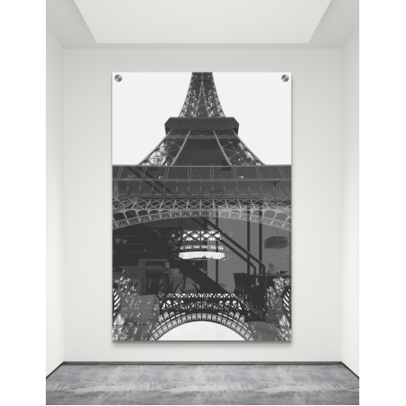 תמונת זכוכית בשחור-לבן של מגדל אייפל מזווית נמוכה, המדגישה את עוצמת המבנה עם השתקפויות ייחודיות, מתאימה לעיצוב יוקרתי ומודרני.