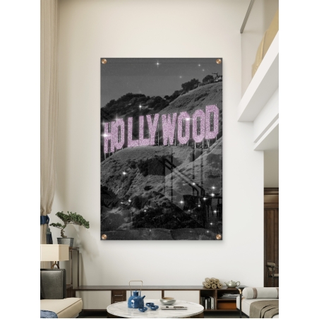תמונת זכוכית של שלט HOLLYWOOD בגווני שחור־לבן עם אותיות ורודות מנצנצות, מתוך קולקציית NEXTGEN BY BAR של תכשיט לבית.