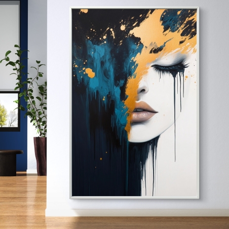 תמונת קנבס של פורטרט נשי עם עיניים עצומות, משולב בהתזת צבעים בגווני שחור, כחול וזהב