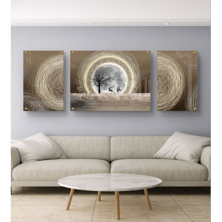 תמונת זכוכית מחולקת לשלוש חלקים עם ירח, עצים חשופים, איילים ומעגלי אור בגווני זהב, מתוך קולקציית תכשיט לבית