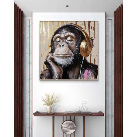 תמונת קנבס מרובעת המציגה קוף עם עיניים עצומות מאזין למוזיקה באוזניות מוזהבות, על רקע דינמי עם נגיעות צבע ואווירה קלילה.