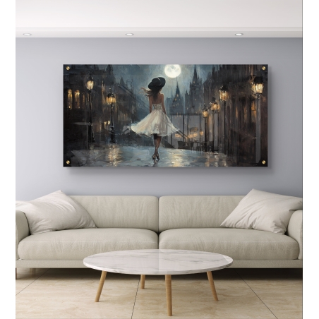 אישה מסתורית בשמלה לבנה צועדת ברחוב מואר בלילה, תמונת זכוכית לרוחב באיכות גבוהה, באווירה רומנטית ועירונית.