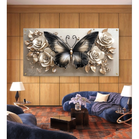 תמונת זכוכית לרוחב עם פרפר יוקרתי בגווני שחור וזהב מוקף פרחי ורדים לבנים וזהובים – יצירה אלגנטית לתלייה בסלון או בחלל יוקרתי.