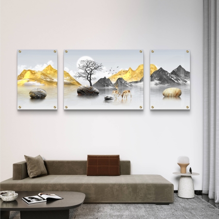 תמונת זכוכית מחולקת – הרים זהובים עם עץ ואיילים בעיצוב יוקרתי