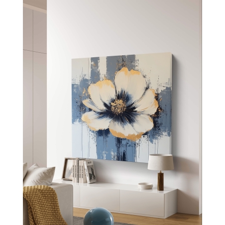 תמונת קנבס מרובעת של פרח גדול בגווני כחול כהה, זהב ולבן על רקע מופשט.