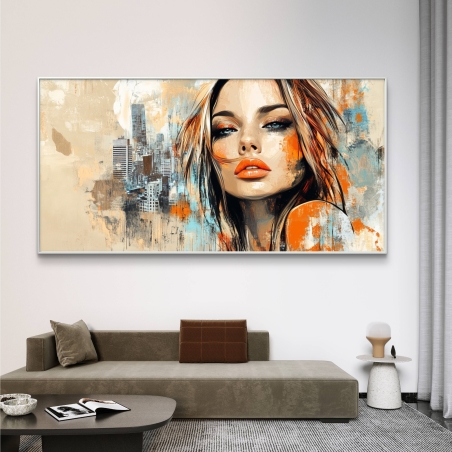 תמונת קנבס לרוחב המציגה דיוקן אישה מודרנית עם רקע של עיר מופשטת בגווני כתום, תכלת ובז' – מודפסת על קנבס חלק בהדפסה איכותית.