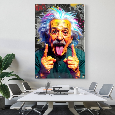 תמונת זכוכית של איינשטיין עם שיער צבעוני, מוציא לשון ומצביע באצבעות למעלה – בעיצוב אומנותי נועז של M-X ART.