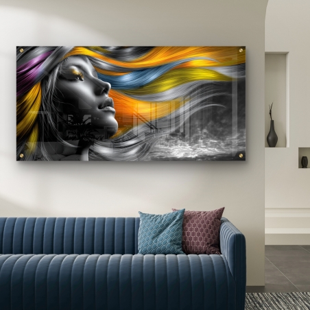 תמונת זכוכית לרוחב של דיוקן נשי עם שיער צבעוני זורם בגווני צהוב, כתום, כחול וסגול בעיצוב אומנותי