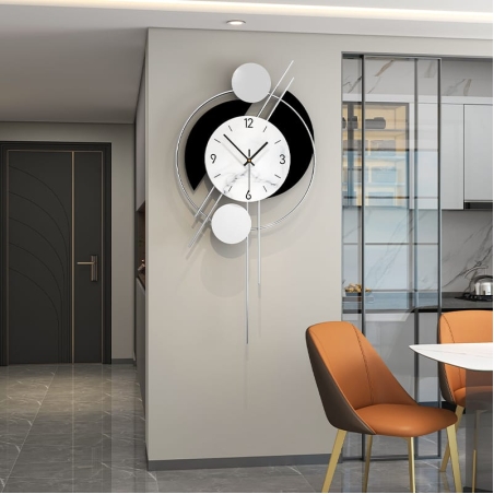 שעון קיר מודרני בצבעי שחור ולבן, עם עיצוב גיאומטרי אלגנטי, מטוטלת דקורטיבית וקווים מינימליסטיים – פריט מושלם לשדרוג עיצוב הבית.