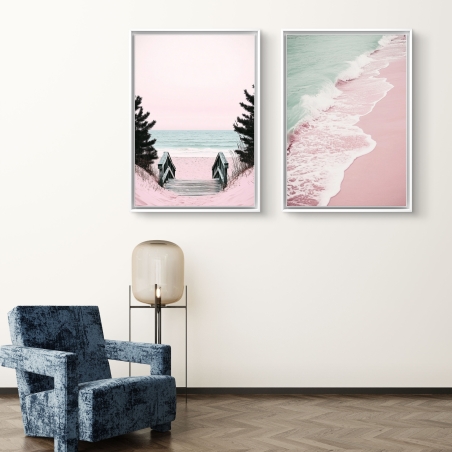 זוג תמונות קנבס של חוף ים בגווני ורוד פודרה וטורקיז – נוף עם גלים, חול ורדרד ושביל עץ אל הים – עיצוב פסטלי מודרני לבית.