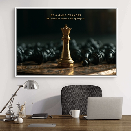 Be A Game Changer – תמונת קנבס לרוחב מלכת שחמט זהב על רקע כהה