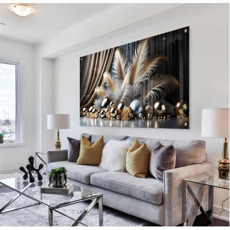 תמונת זכוכית לרוחב עם כדורי זהב וכסף מבריקים לצד נוצות אלגנטיות ברקע כהה יוקרתי