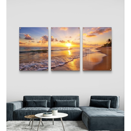 שלישיית תמונות זכוכית עם שקיעה זהובה על חוף הים, גלים עדינים וצבעים חמים בעיצוב רגוע ואלגנטי לסלון