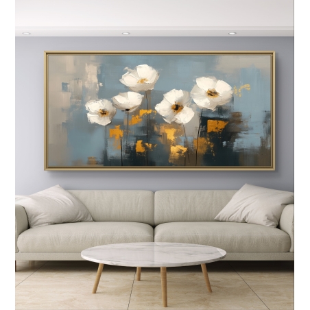 תמונת קנבס רחבה עם ציור אומנותי של פרחים לבנים עדינים, רקע בגוונים כחולים-אפרפרים ונגיעות זהב אלגנטיות, לעיצוב יוקרתי ומודרני לבית.