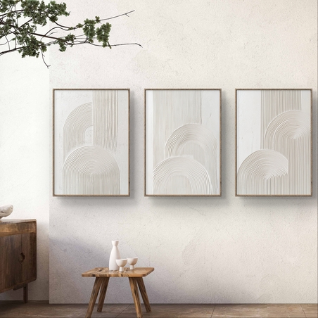 סט שלוש תמונות קנבס בגוונים בהירים, עם טקסטורה דמוית שליכט וקווים גיאומטריים משתלבים, לעיצוב מודרני ואלגנטי בסלון, במשרד או בחדר השינה.