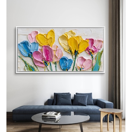 אמנות פרחונית לרוחב המכניסה צבע ואור לחלל הבית.