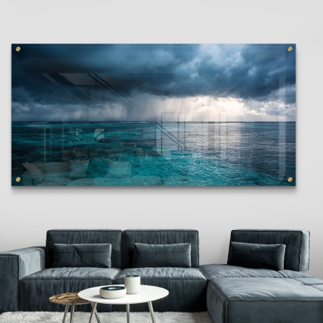 תמונת זכוכית לרוחב של ים טורקיז עם שמיים דרמטיים מתוך קולקציית תכשיט לבית