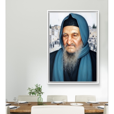 תמונת קנבס של הבבא סאלי בלבוש תכלת כהה, רקע הכותל המערבי, מבט עמוק ומרגיע – יצירה רוחנית לתלייה בבית.