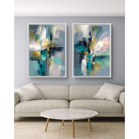 זוג תמונות קנבס מופשטות בגוונים של טורקיז, תכלת וזהב, תלויות מעל ספה מודרנית בצבע כהה בעיצוב סלון יוקרתי.