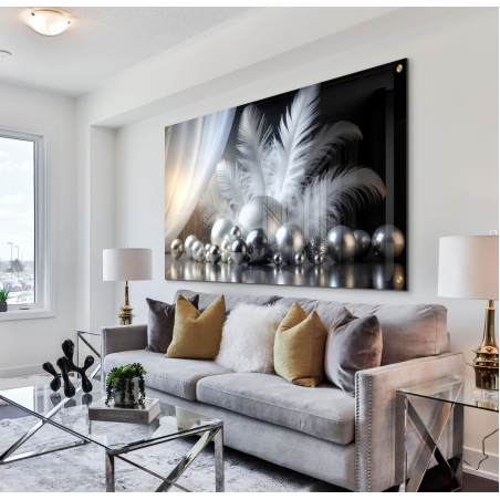 תמונת זכוכית לרוחב עם נוצות לבנות וכדורי כסף מבריקים בעיצוב מודרני יוקרתי