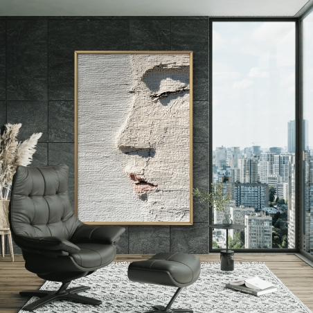 תמונת קנבס דמוי אריג עם פרופיל נשי שקט ומעודן בגוונים בהירים תלויה על קיר בגוון ורוד-אפרפר בחלל מעוצב בסגנון מודרני.