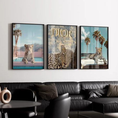 שלישיית תמונות קנבס הכוללת דימויים של נמרים בנופים עוצרי נשימה – נמר בבריכה עם עצי דקל, נמר על רקע עיצוב יוקרתי של דיור ונמר נשען על רכב וינטג' בלב נוף טבעי.