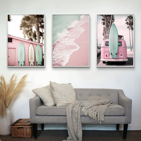 שלוש תמונות קנבס בגווני ורוד וטורקיז הכוללות גלשנים על קיר, חוף עם גלים ורכב וינטג' עם גלשן – עיצוב פסטלי ונינוח.