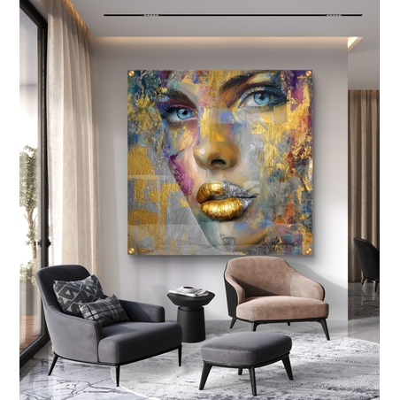 תמונת זכוכית מרובעת של דיוקן נשי עם מבט כחול ושפתיים זהובות בעיצוב אבסטרקטי יוקרתי