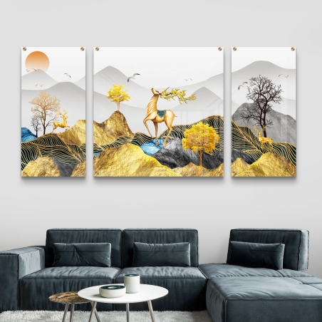 שלוש תמונות זכוכית בצורת מרובעים עם צבאים, הרים ועצים מוזהבים על רקע לבן-אפור, בהדפסה חלקה מבריקה.