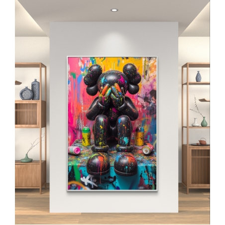 תמונת קנבס אמנותית בסגנון פופ-ארט, עם דמות כהה מכוסה בטיפות צבע על רקע גרפיטי צבעוני, בסגנון רחוב מודרני ואורבני.