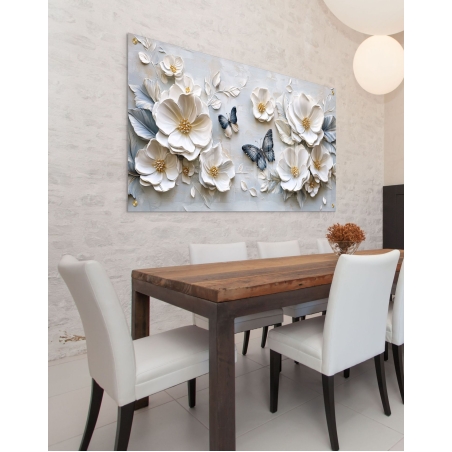 תמונת זכוכית לרוחב עם פרחים לבנים בתלת־ממד ופרפרים כחולים על רקע בהיר – יצירה יוקרתית ומרשימה לעיצוב הבית.