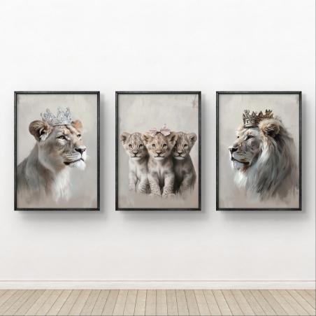 שלוש תמונות קנבס עם איור אומנותי של משפחת אריות – אריה ולביאה עם כתרים מלכותיים ושלושה גורי אריות, בעיצוב קלאסי ועדין עם רקע ניטרלי.