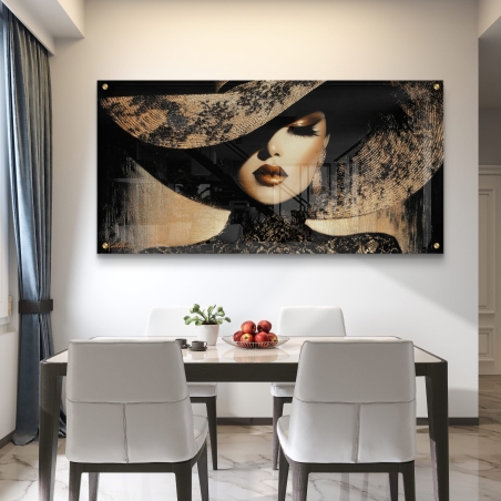 תמונת זכוכית רוחבית של אישה מסתורית עם כובע תחרה זהוב בעיצוב יוקרתי על רקע שחור