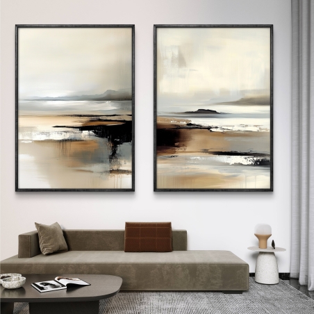 זוג תמונות קנבס עם עיצוב מופשט של נופי טבע בצבעי אדמה ונוף מעורפל, תלוי על קיר מעל ספה מודרנית בגווני בז'.