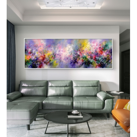 תמונה פנורמית מופשטת עם צבעים תוססים על קנבס חלק, תלויה מעל ספה ירוקה בסלון מעוצב בסגנון מודרני.