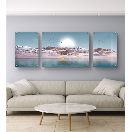 תמונה מחולקת על זכוכית המציגה נוף של הרים בשקיעה, סירה צהובה ששטה במים שקטים וציפורים בשמיים – בהדפסה חלקה ואיכותית