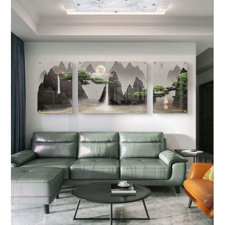 תמונה מחולקת לשלוש זכוכיות המציגה נוף הרים עם מפלים, עצים ירוקים וסירה באגם – בעיצוב יוקרתי מקולקציית תכשיט לבית