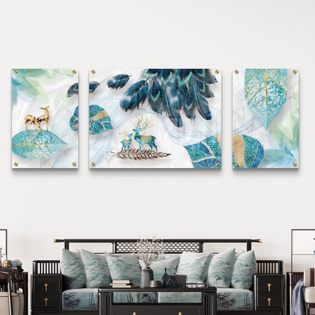 תמונה מחולקת על זכוכית עם איילים מוזהבים, עלים בצבעי טורקיז וזהב ונוצות כחולות – מתוך קולקציית תכשיט לבית