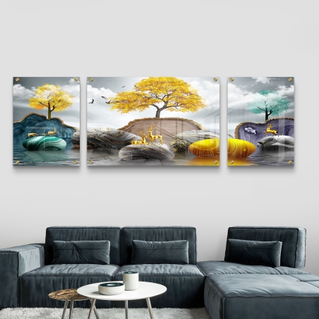 תמונת זכוכית מחולקת לשלושה חלקים עם עצים צבעוניים, צבאים מוזהבים ונוף הררי אומנותי